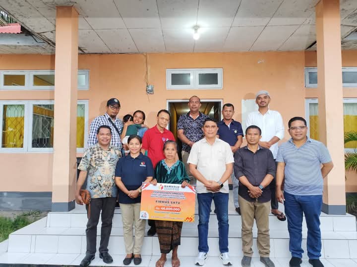 Foto bersama keluarga Ketua Bawaslu NTT, Keluarga Bawaslu Ende dan Keluarga PKD yang meninggal, usai serah Terima santunan/ sumber foto: Wahyudin