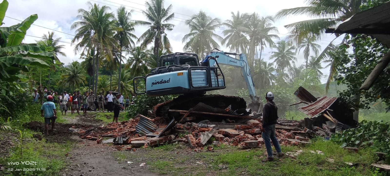 Potret saat alat berat menggusur rumah masyarakat adat di Nangahale, Sikka NTT/ Sumber: SW