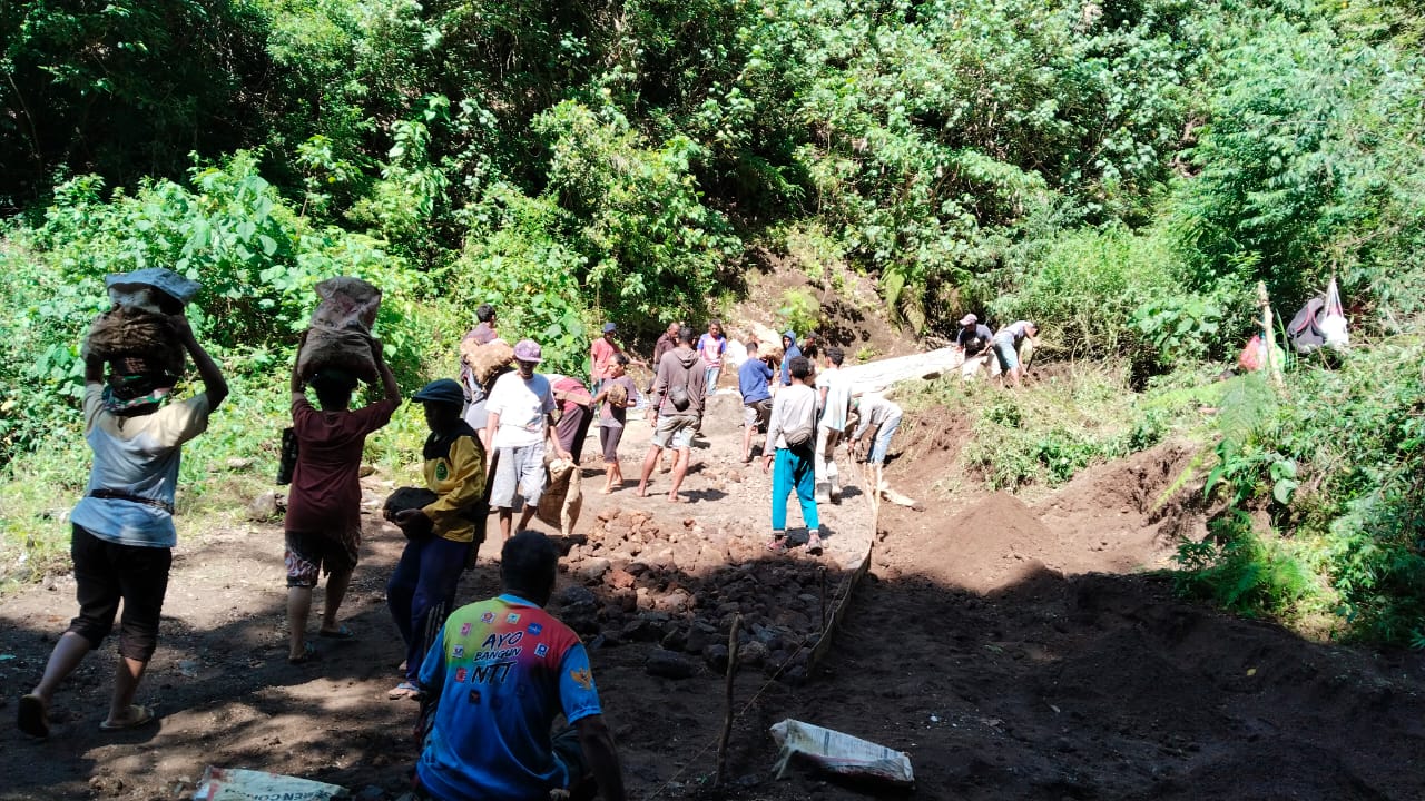 Warga Wolokota Swadaya Perbaiki Jalan /Foto: FD