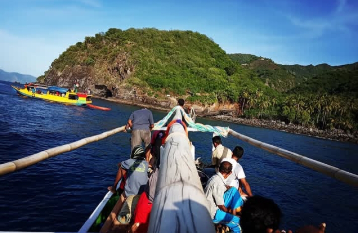 Potret saat perahu motor yang ditumpangi warga  melintas di arus laut pantai selatan/ Foto; FD