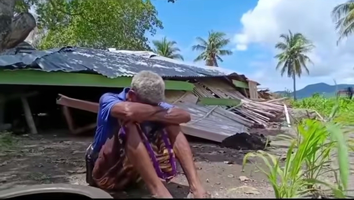 Warga Talibura Menangis dan Tertunduk Lesu di samping rumahnya yang ambruk saat penggusuran/Sumber Foto:NN