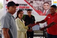 Foto Penyerahan Sertifikat KIP Kuliah Aspirasi AHP kepada salah seorang penerima/Foto: FD