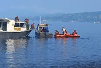 Tim SAR melakukan pencarian di Perairan Pantai Kota Raja/Foto: WA Serilus Degu