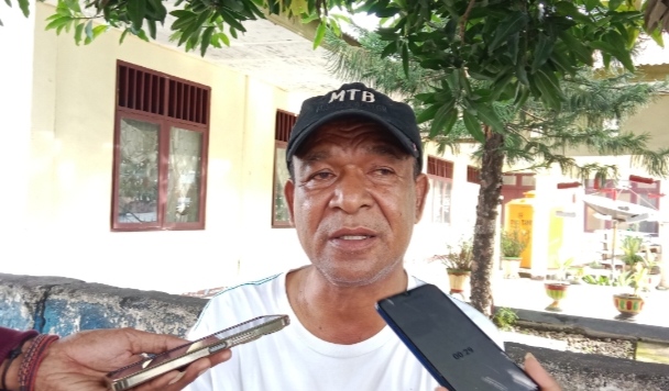 Adik Kandung Bupati Ende, Mikael Badeoda mewakili keluarga saat memberi keterangan kepada awak media/foto: FD