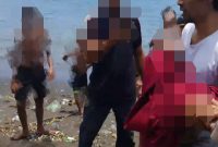 Jasad Korban Digendong Warga Yang Menemukannya /Foto: Istimewa