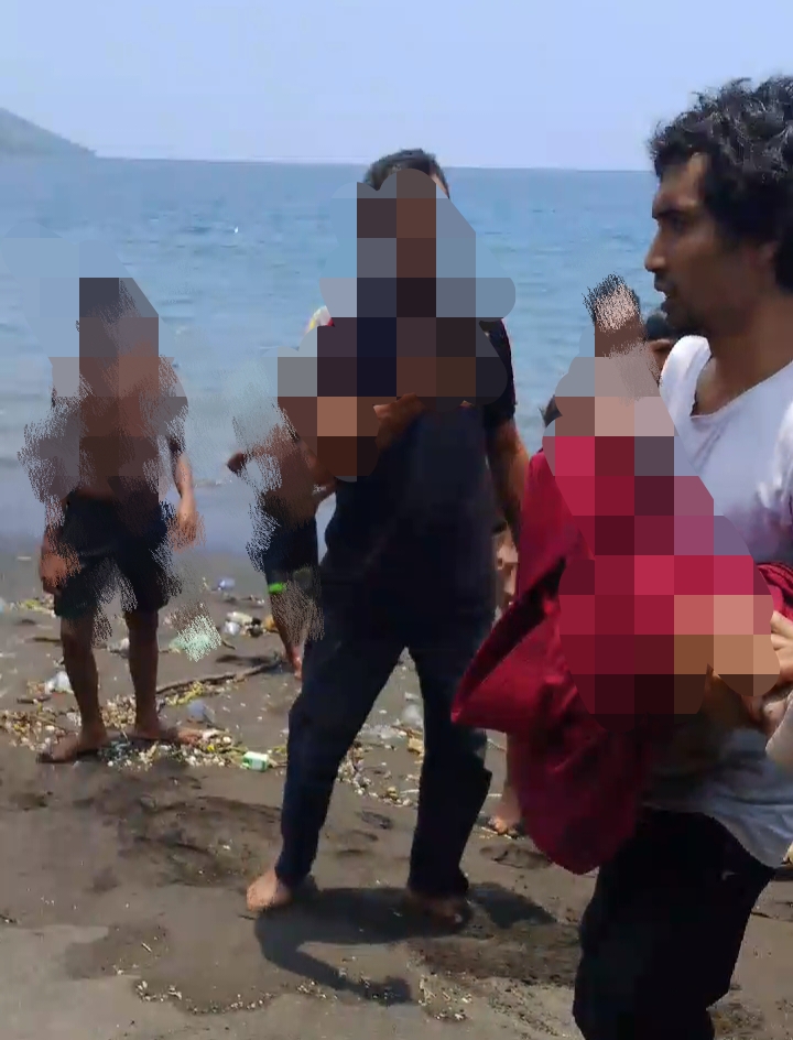 Jasad Korban Digendong Warga Yang Menemukannya /Foto: Istimewa