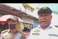 PlT. Sekretaris Dishub Ende Bersama Kasi Kerjasama Sat Pol PP Ende di Sela Kegiatan Penertiban/Foto: FD