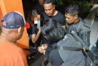 Anggota Sat Resnarkoba Polres Sikka saat melakukan penggeledahan terjadap terduga /Sumber foto: Humas Polres Sikka