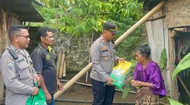 Kapolsek Ndona, IPTU I Gede Wisna Didampingi Anggota, Menyerahkan Bingkisan Sembako Ke Salah Satu Warga/Foto: FD