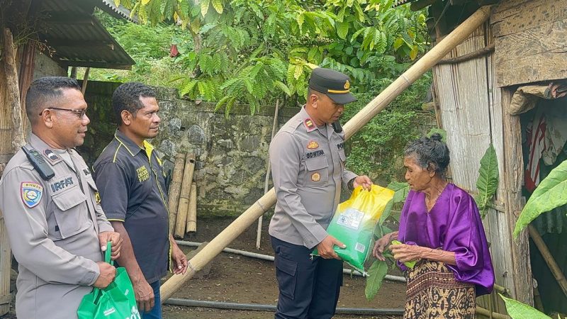 Kapolsek Ndona, IPTU I Gede Wisna Didampingi Anggota, Menyerahkan Bingkisan Sembako Ke Salah Satu Warga/Foto: FD