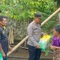 Kapolsek Ndona, IPTU I Gede Wisna Didampingi Anggota, Menyerahkan Bingkisan Sembako Ke Salah Satu Warga/Foto: FD