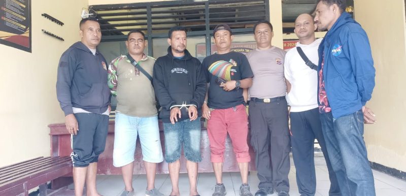 Kepala Desa Taniwoda, GNY (diborgol) saat ditangkap Polisi/Foto: Narasintt