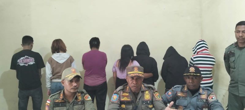 Petugas Sat Pol PP dan Damkar Sikka NTT, saat memberi keterangan kepada media usai memeriksa dan menangkap terduga pelaku/foto: Irma