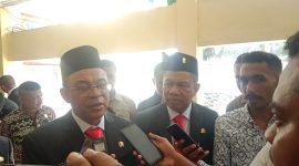 Bupati Ende, Yoseph Benediktus Badeoda didampingi Wakil Bupati, Dominikus Minggu Mere Saat Diwawancarai awak media/Foto:Fidel