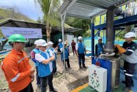 Executive Vice President (EVP) HSSE, Doddy Pangaribuan memantau proses Pengolahan Limbah B3 menggunakan insinerator di PLTD Komodo/Foto: Tim