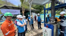 Executive Vice President (EVP) HSSE, Doddy Pangaribuan memantau proses Pengolahan Limbah B3 menggunakan insinerator di PLTD Komodo/Foto: Tim