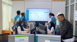 Petugas dan Manajemen PLN NTT Memastikan Seluruh Laporan Gangguan dan Keluhan Kelistrikan melalui Aplikasi PLN Mobile dapat diakomodir oleh Command Centre APKT PLN UIW NTT/Foto:Istimewa