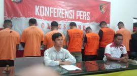 Kepala Biro Operasi (KBO) Polres Ende, IPDA Taufiqurrahman Suyuthi, didampingi Kanit Pidum : Aipda Servasius John Pa Sear,memberi keterangan pers kepada awak media/Foto: FD