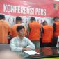 Kepala Biro Operasi (KBO) Polres Ende, IPDA Taufiqurrahman Suyuthi, didampingi Kanit Pidum : Aipda Servasius John Pa Sear,memberi keterangan pers kepada awak media/Foto: FD