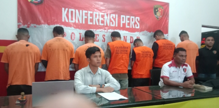 Kepala Biro Operasi (KBO) Polres Ende, IPDA Taufiqurrahman Suyuthi, didampingi Kanit Pidum : Aipda Servasius John Pa Sear,memberi keterangan pers kepada awak media/Foto: FD