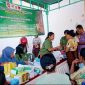 Tenaga Kesehatan tampak melayani masyarakat saat bakti sosial pengobatan gratis di Desa Wolotopo/Foto:FD