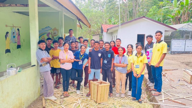 Peserta Abdimas﻿ STPM St. Ursula di Desa Tanalangi﻿ Usai Kegiatan Membuat Bak Sampah Dari Bambu /Foto: MJ