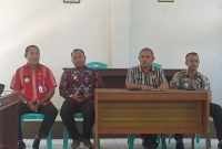 Kadis DLHD Ende Didampingi Empat Camat dari Kecamatan Dalam Kota Saat Memberi Keterangan Pers/Foto:Narasintt
