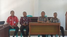 Kadis DLHD Ende Didampingi Empat Camat dari Kecamatan Dalam Kota Saat Memberi Keterangan Pers/Foto:Narasintt