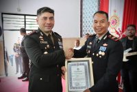 Kapolsek Ndona Bersama Kapolres Ende Saat Pemberian Penghargaan/Foto: FD