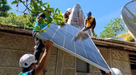 Pemasangan LV Panel Surya SuperSUN Oleh Para Petugas PLN UP2K Sumba di Salah Satu Rumah Warga Desa Kalamba Sumba Timur/foto: Isitmewa
