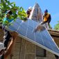 Pemasangan LV Panel Surya SuperSUN Oleh Para Petugas PLN UP2K Sumba di Salah Satu Rumah Warga Desa Kalamba Sumba Timur/foto: Isitmewa