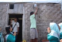 Penyalaan secara Simbolis Bantuan Penyambungan Listrik Gratis Salah Seorang Warga Dusun Waikelo Desa Radamata Sumba Barat Daya yang disaksikan OLeh Ketua PIKK PLN UIW NTT Bersama  Anggota/foto: Istimewa