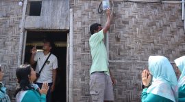 Penyalaan secara Simbolis Bantuan Penyambungan Listrik Gratis Salah Seorang Warga Dusun Waikelo Desa Radamata Sumba Barat Daya yang disaksikan OLeh Ketua PIKK PLN UIW NTT Bersama  Anggota/foto: Istimewa