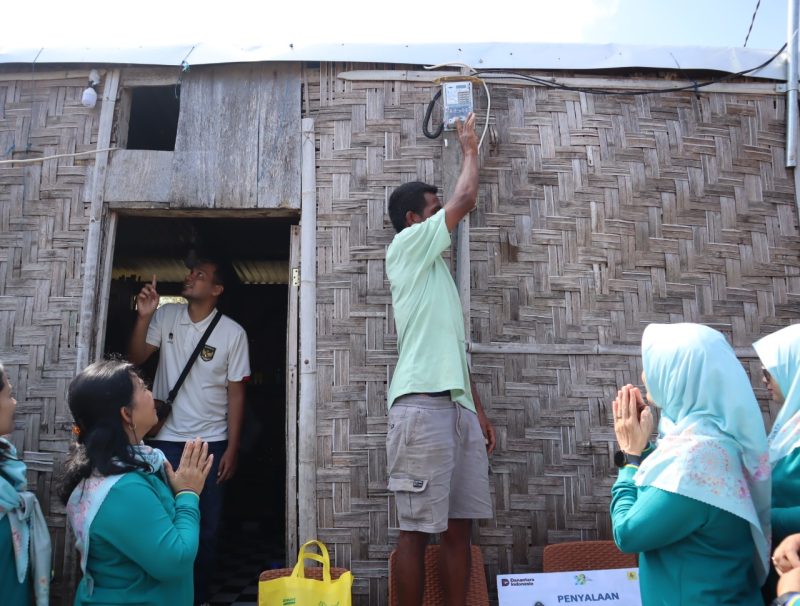 Penyalaan secara Simbolis Bantuan Penyambungan Listrik Gratis Salah Seorang Warga Dusun Waikelo Desa Radamata Sumba Barat Daya yang disaksikan OLeh Ketua PIKK PLN UIW NTT Bersama  Anggota/foto: Istimewa