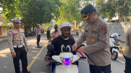 Pembagian bendera merah putih kepada pengendara oleh Kapolres Ende. Kamis (7/08). Sumber foto: Humas Polres Ende. 