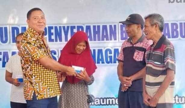 Penyerahan bantuan kepada pekerja rentan di Kabupaten Sikka berupa kartu BPJS Ketenagakerjaan dan buku tabungan dari Pemerintah Provinsi Nusa Tenggara Timur, Jumat (9/8/2025) foto: Tim