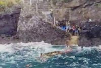 Sampan kecil yang mengangkut warga Desa Kekasewa dan Desa Nila Kecamatan Ndona terbalik dihantam gelombang laut Selatan. /foto: Tores