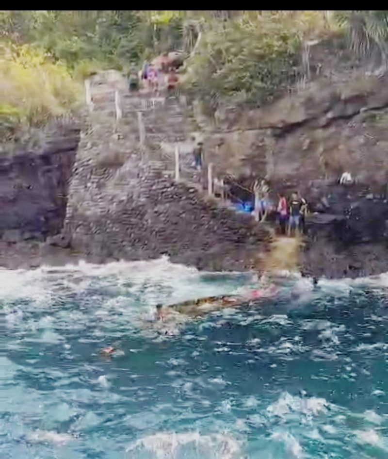 Sampan kecil yang mengangkut warga Desa Kekasewa dan Desa Nila Kecamatan Ndona terbalik dihantam gelombang laut Selatan. /foto: Tores