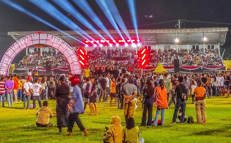 Konser musik bersama Juan Reza pada malam penutupan Bupati Ende Cup di Stadion Marilonga Ende. Minggu (3/8/2025) malam. Foto: Istimewa