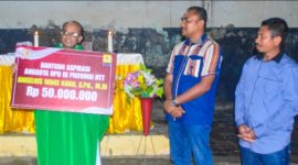 Senator AWK menyerahkan bantuan dana pembangunan Kapela Stasi Liabeke (Foto:Rian)