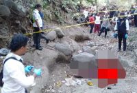 Petugas sedang melakukan identifkasi/sumber foto: Humas Polres Sikka