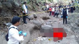 Petugas sedang melakukan identifkasi/sumber foto: Humas Polres Sikka