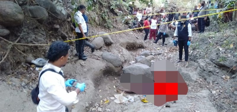 Petugas sedang melakukan identifkasi/sumber foto: Humas Polres Sikka