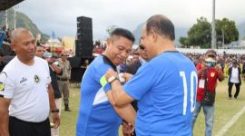 Wakil Bupati Kabupaten Ende Menerima Penyerahan Ban Kapten dari Bupati Ende dalam turnamen persahabatan melawan DPR Ende/Foto:Istimewa

