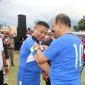 Wakil Bupati Kabupaten Ende Menerima Penyerahan Ban Kapten dari Bupati Ende dalam turnamen persahabatan melawan DPR Ende/Foto:Istimewa
