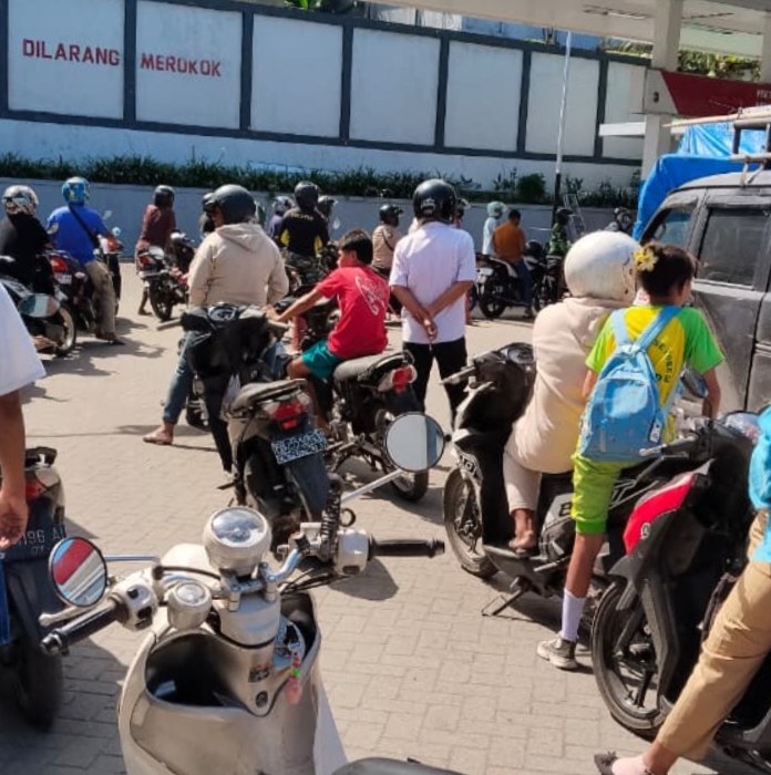Antrean BBM di SPBU Wirajaya Ende.Senin (11/08/2025)/Foto :Tim