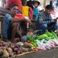Pedagang pasar Wuring di Kelurahan Wolomarang, Kecamatan Alok Barat, Kabupaten Sikka.
