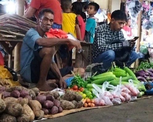 Pedagang pasar Wuring di Kelurahan Wolomarang, Kecamatan Alok Barat, Kabupaten Sikka.