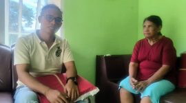 Margaretha Bai (74) bersama kuasa hukumnya, Cosmas Jo Oko/foto: Tim