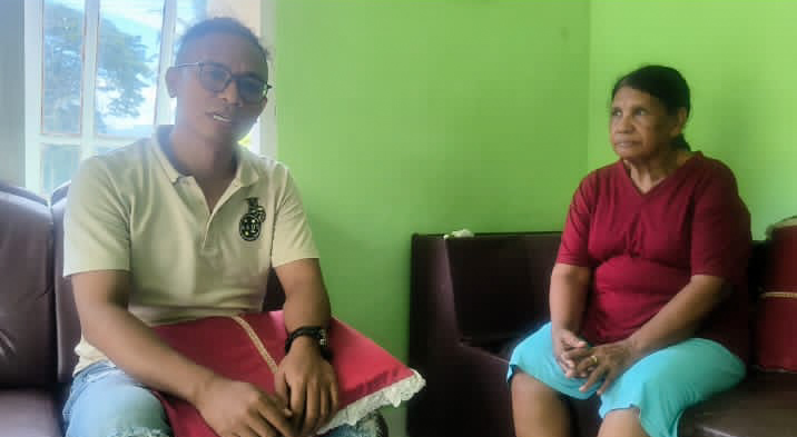 Margaretha Bai (74) bersama kuasa hukumnya, Cosmas Jo Oko/foto: Tim